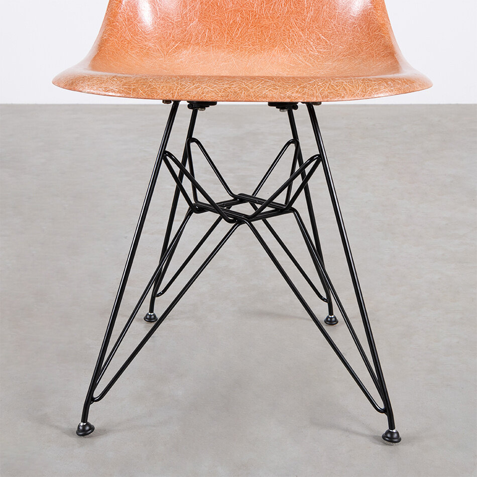 Eames DSR stoel oranje fiberglass kuip Herman Miller