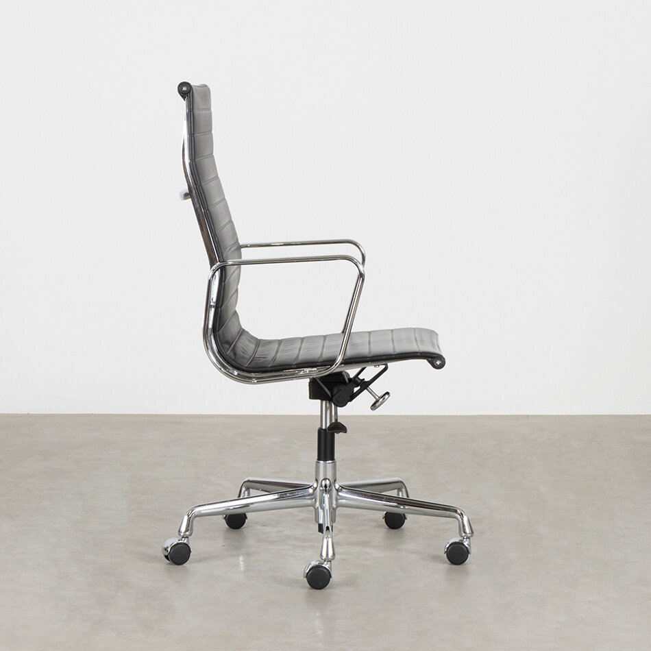 Eames bureaustoel EA119 zwart leer Vitra