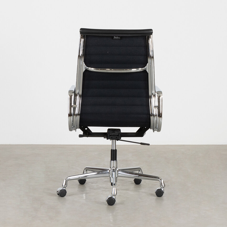 Eames bureaustoel EA119 zwart leer Vitra