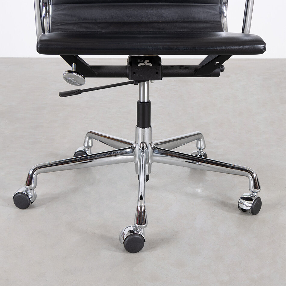 Eames bureaustoel EA119 zwart leer Vitra