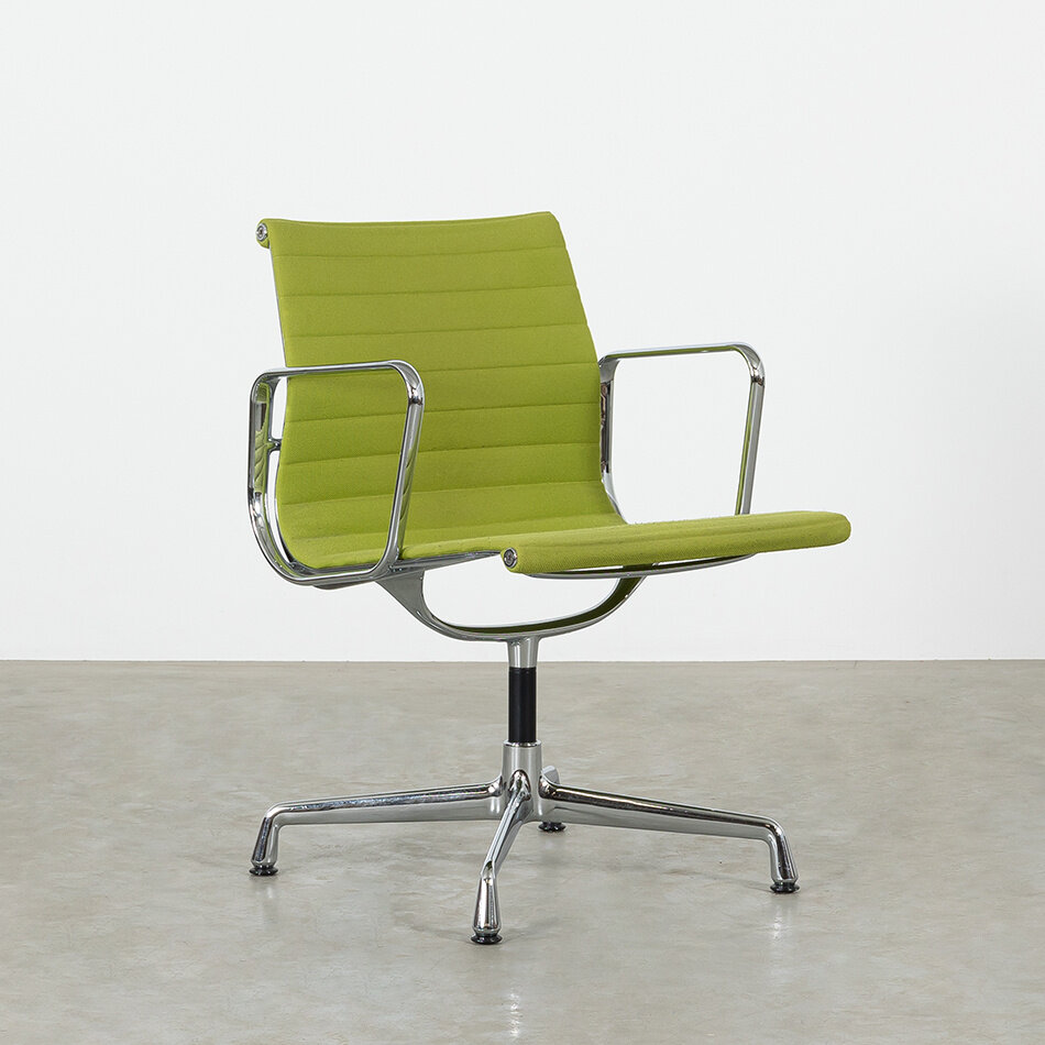 Eames EA108 Stoel groen hopsak chroom frame Vitra