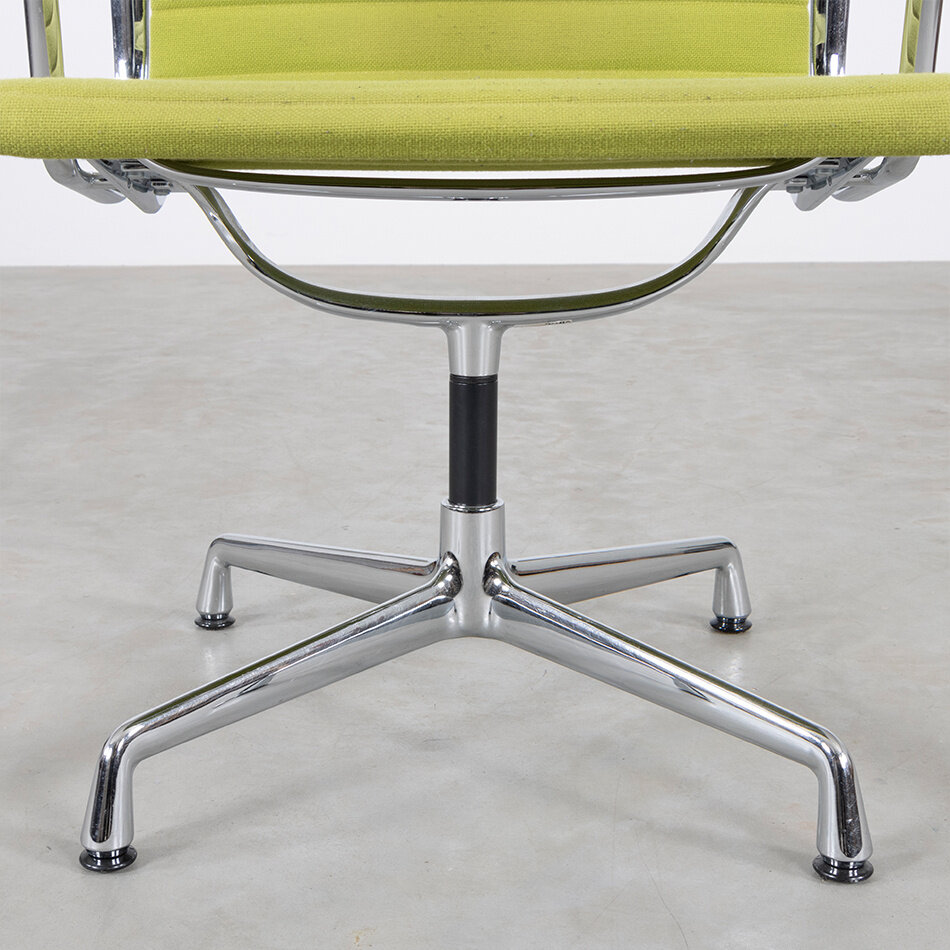 Eames EA108 Stoel groen hopsak chroom frame Vitra