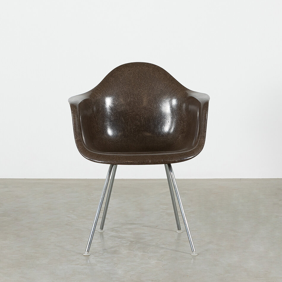 Eames armstoel DAR met fiberglass kuip bruin Herman Miller