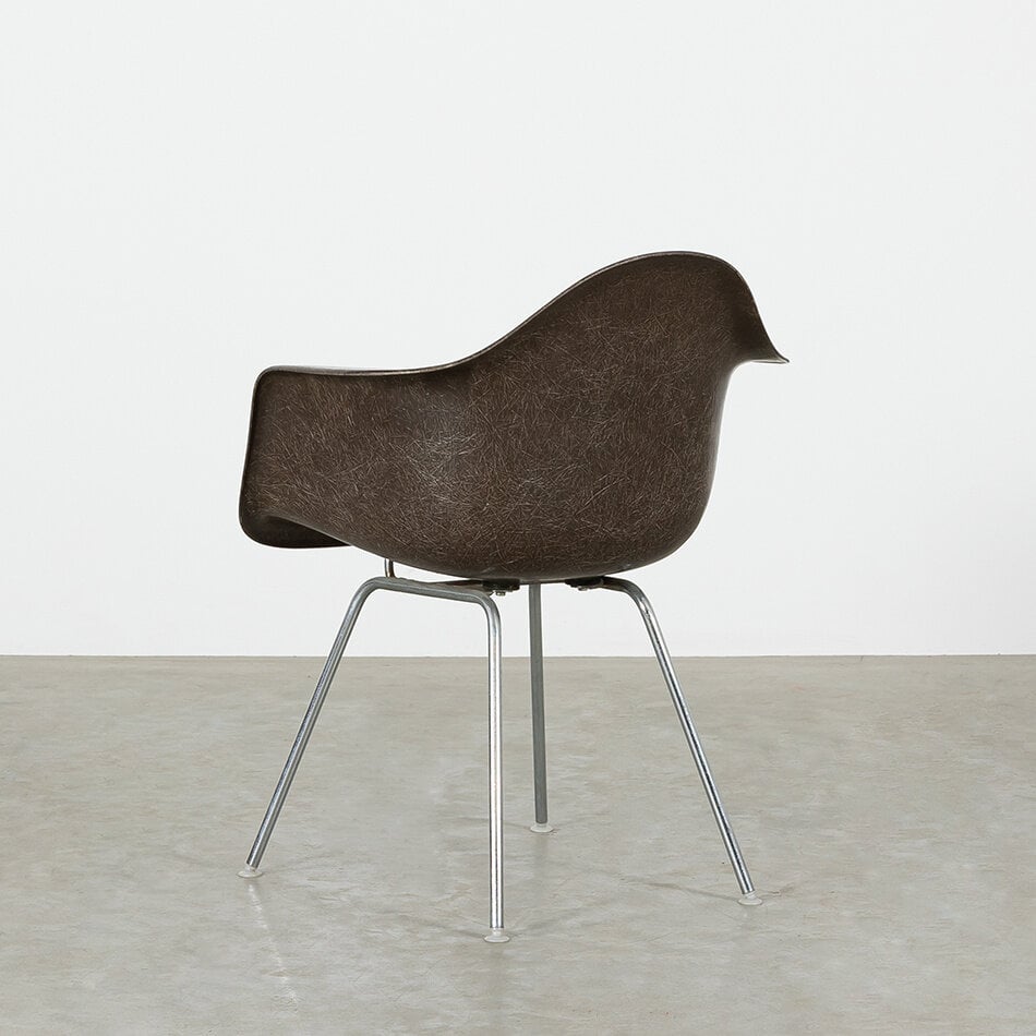 Eames armstoel DAR met fiberglass kuip bruin Herman Miller