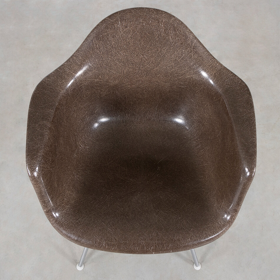 Eames armstoel DAR met fiberglass kuip bruin Herman Miller