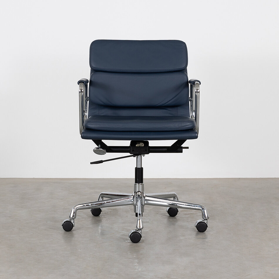 Eames EA217 bureaustoel blauw leer chroom frame Vitra