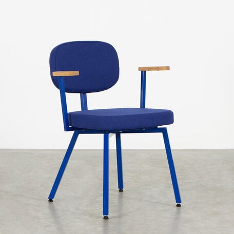 MK Chair With Armrests - Facet Indigo 90 / Frame Ultra Blue