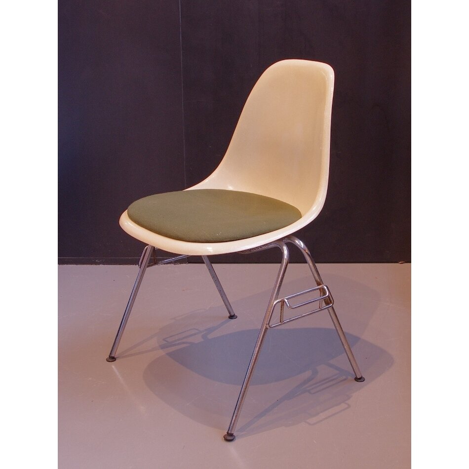 Charles &amp; Ray Eames Fiberglass stoel met zitkussen - Perkament