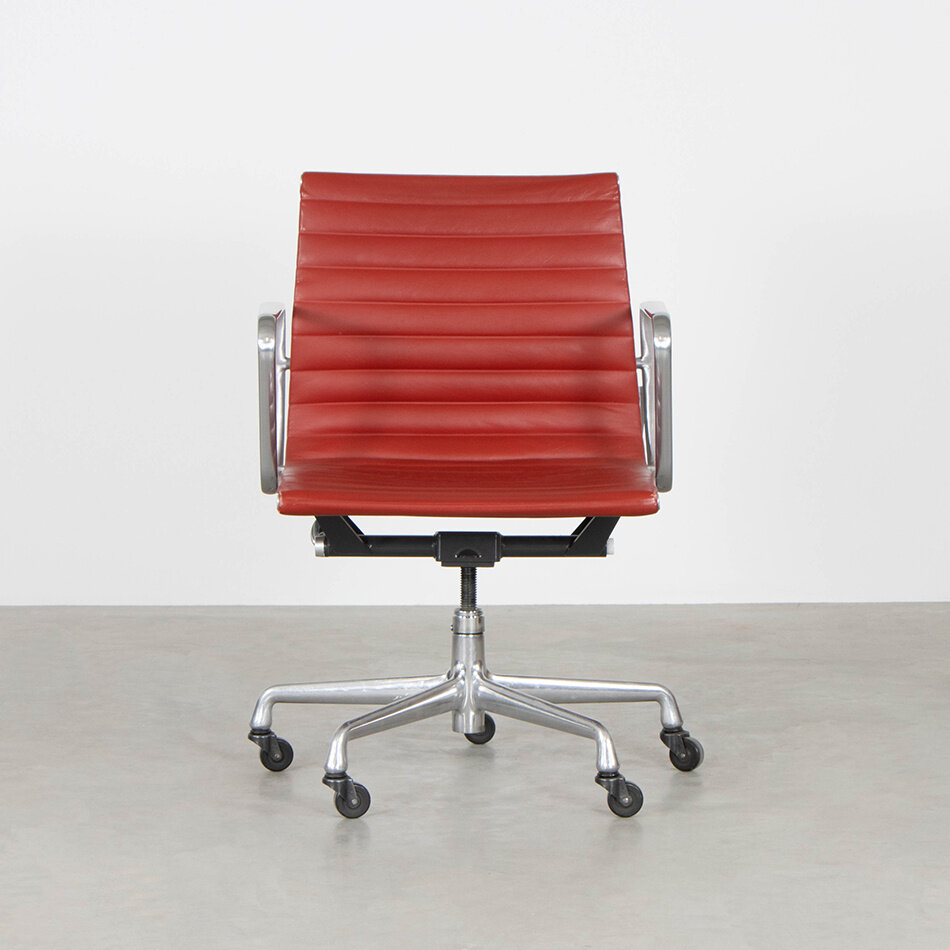 Charles And Ray Eames EA117 - Rood leer