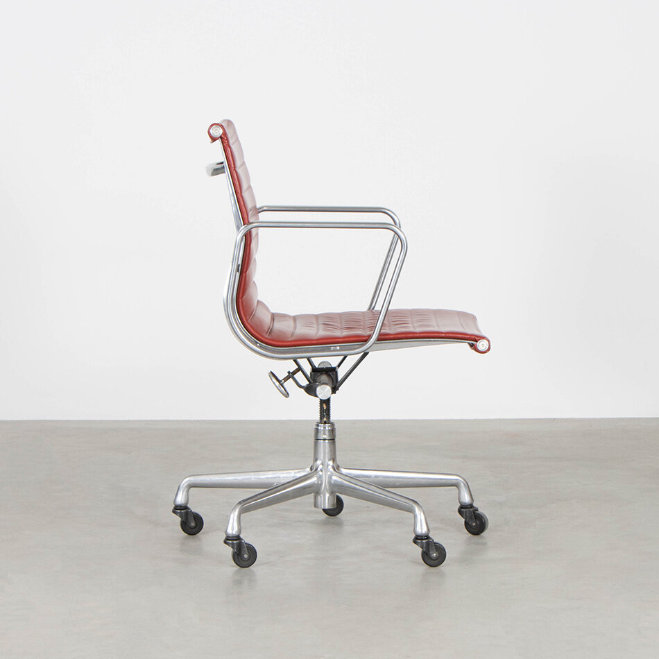 Charles And Ray Eames EA117 - Rood leer