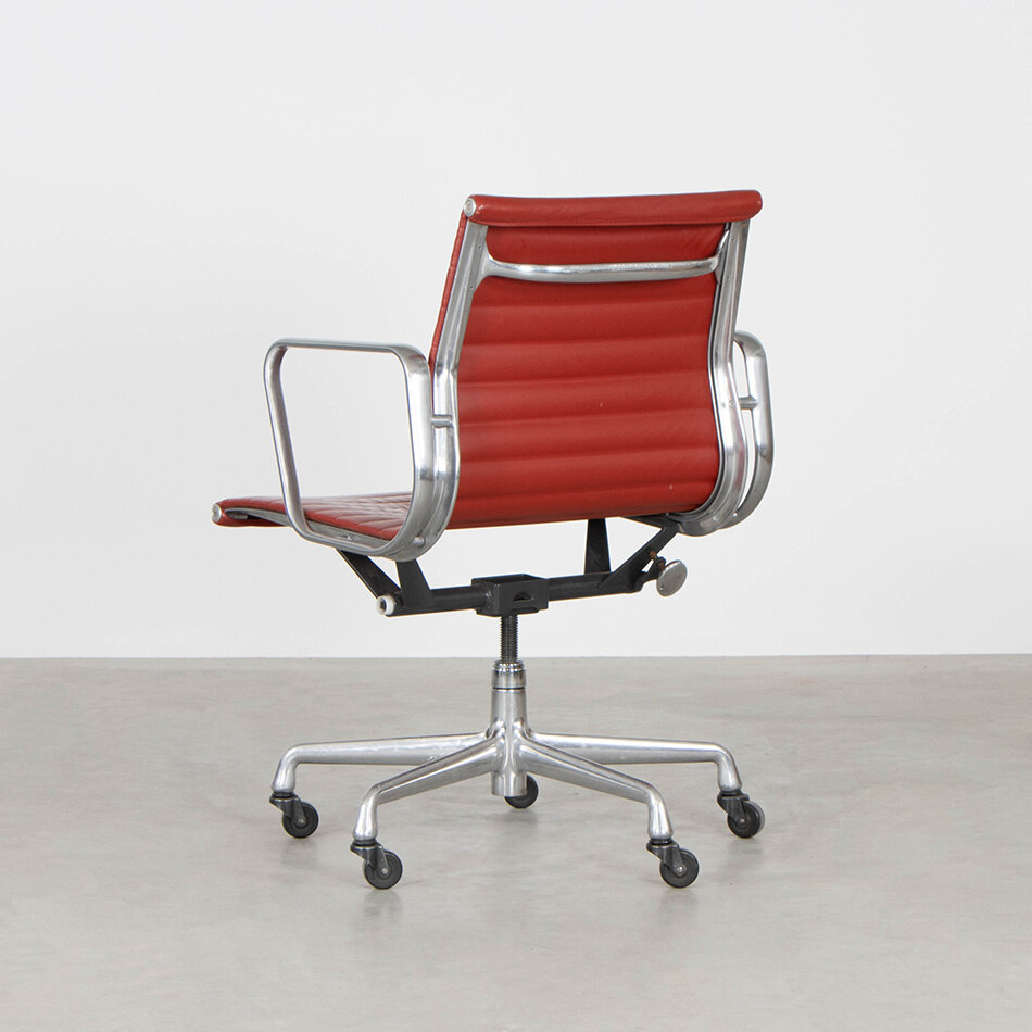 Charles And Ray Eames EA117 - Rood leer