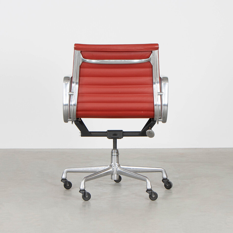 Charles And Ray Eames EA117 - Rood leer