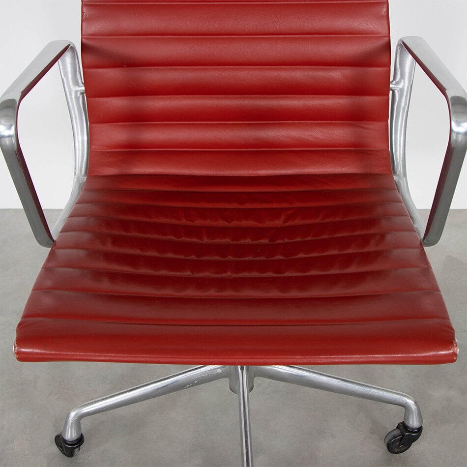 Charles And Ray Eames EA117 - Rood leer