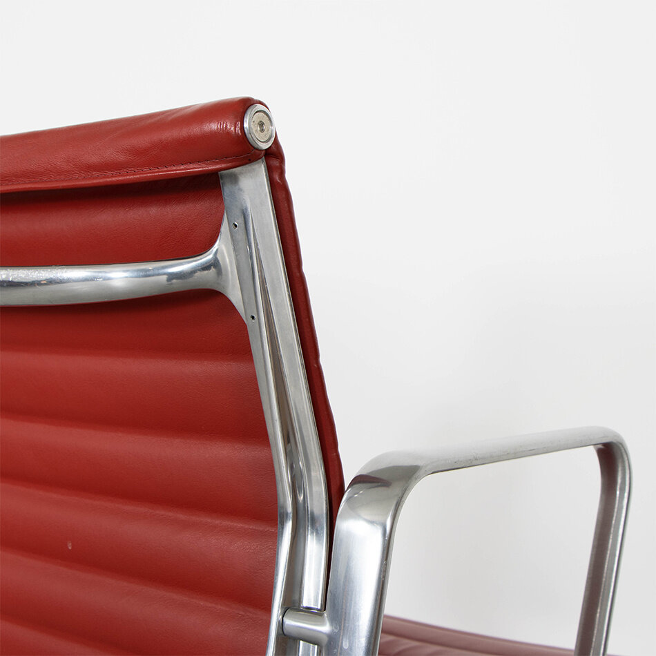 Charles And Ray Eames EA117 - Rood leer