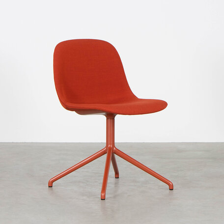 Muuto Fiber Side Swivel gestoffeerde stoel rood Iskos-Berlin