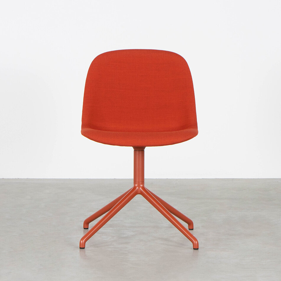 Muuto Fiber Side Swivel gestoffeerde stoel rood Iskos-Berlin