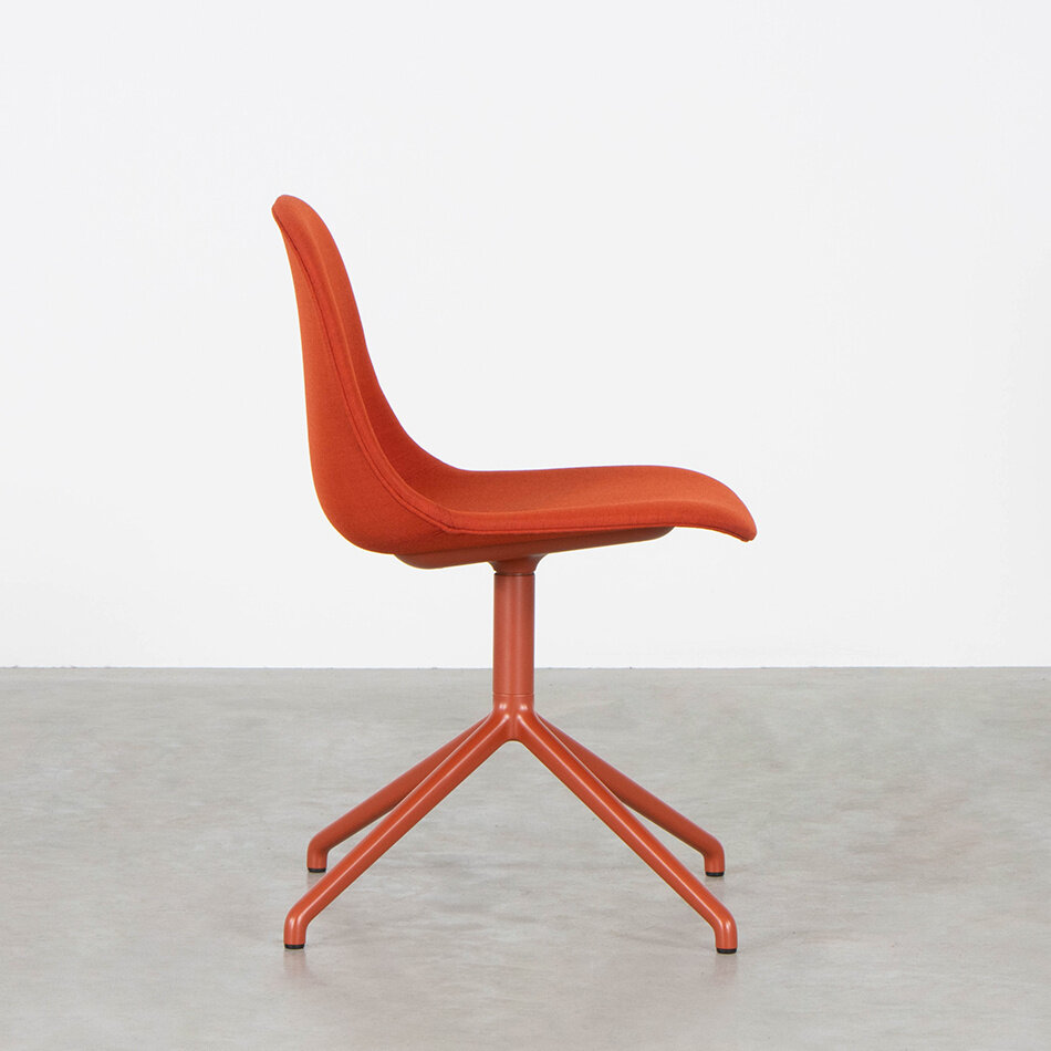 Muuto Fiber Side Swivel gestoffeerde stoel rood Iskos-Berlin