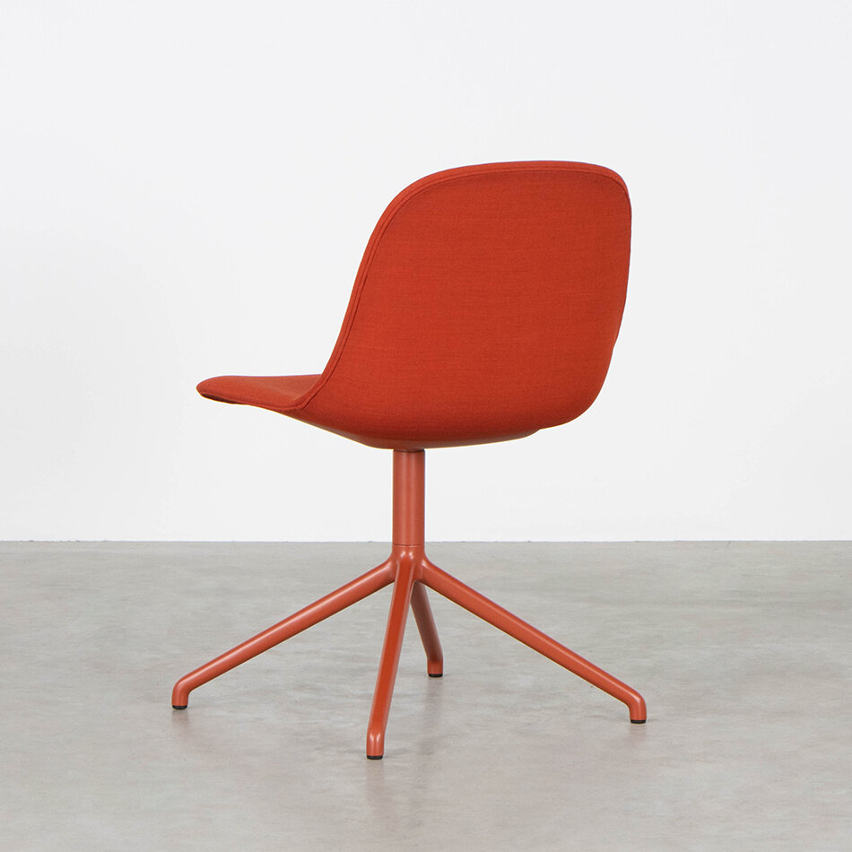 Muuto Fiber Side Swivel gestoffeerde stoel rood Iskos-Berlin