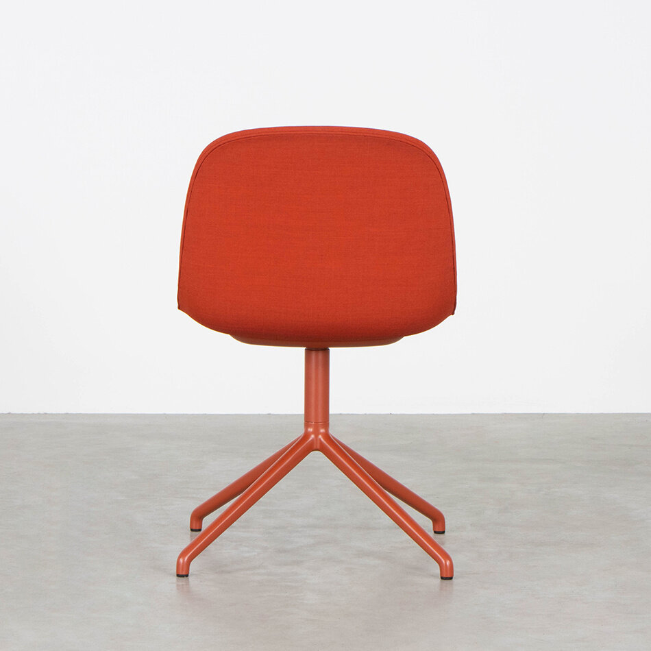 Muuto Fiber Side Swivel gestoffeerde stoel rood Iskos-Berlin