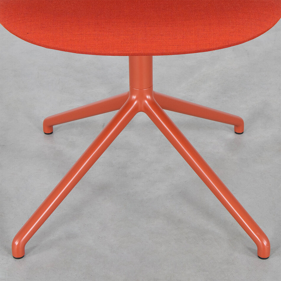 Muuto Fiber Side Swivel gestoffeerde stoel rood Iskos-Berlin