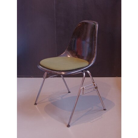 Eames Fiberglass stoel met zitkussen - Zwart