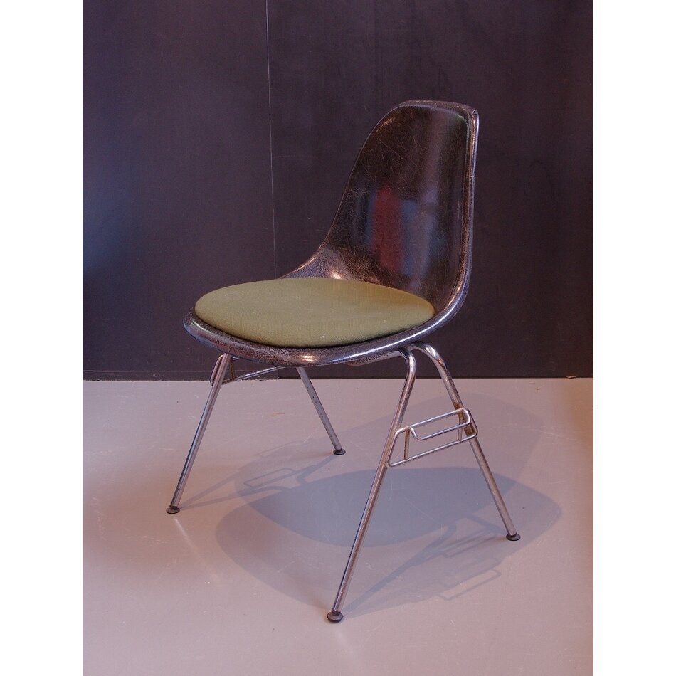 Charles and Ray Eames Fiberglass stoel met zitkussen - Zwart