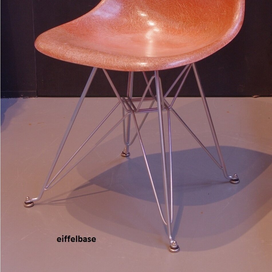 Charles and Ray Eames Fiberglass stoel met zitkussen - Zwart