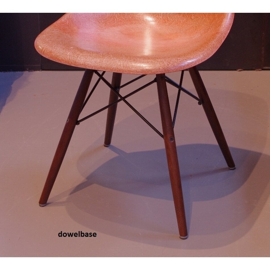 Charles and Ray Eames Fiberglass stoel met zitkussen - Zwart