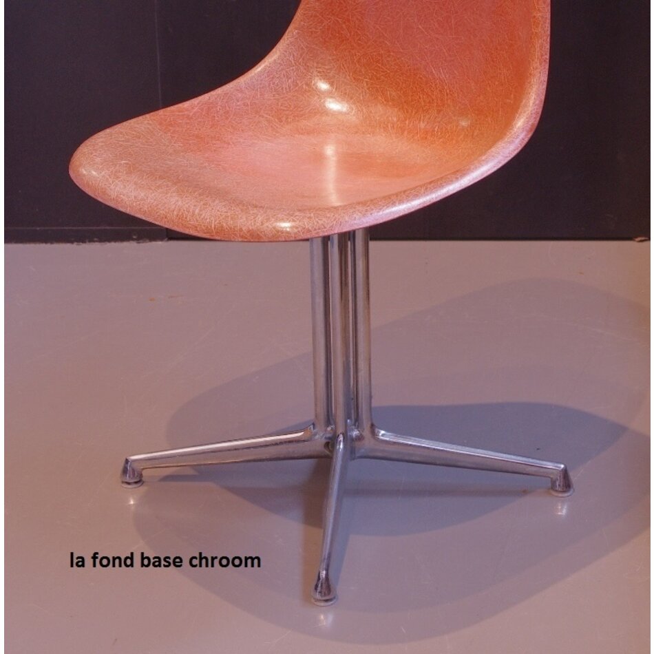 Charles and Ray Eames Fiberglass stoel met zitkussen - Zwart