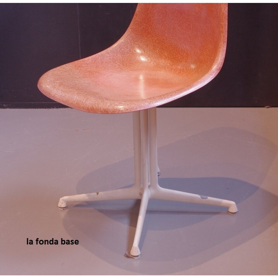 Charles and Ray Eames Fiberglass stoel met zitkussen - Zwart