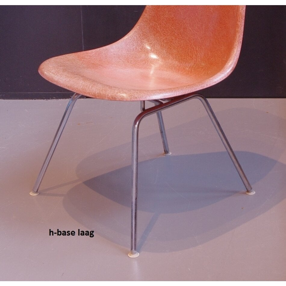 Charles and Ray Eames Fiberglass stoel met zitkussen - Zwart