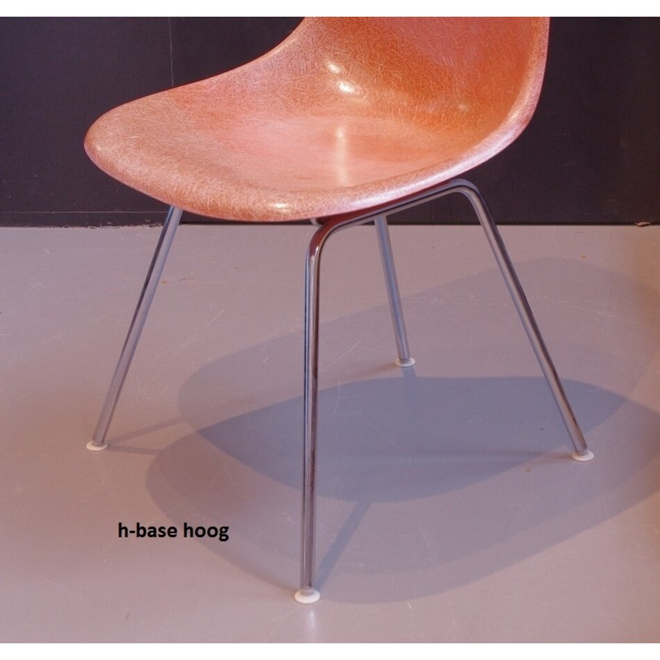 Charles and Ray Eames Fiberglass stoel met zitkussen - Zwart