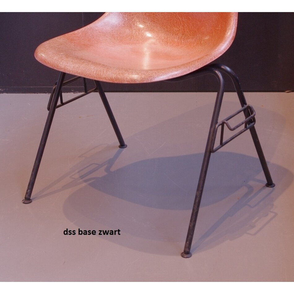 Charles and Ray Eames Fiberglass stoel met zitkussen - Zwart