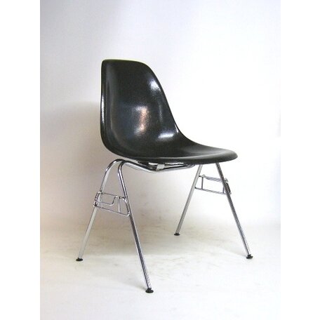 Eames Fiberglass cstoel - Zwart