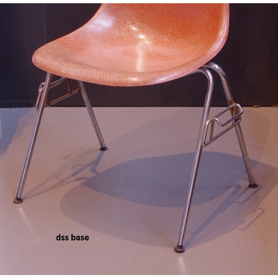 Charles and Ray Eames Fiberglass stoel - Zwart