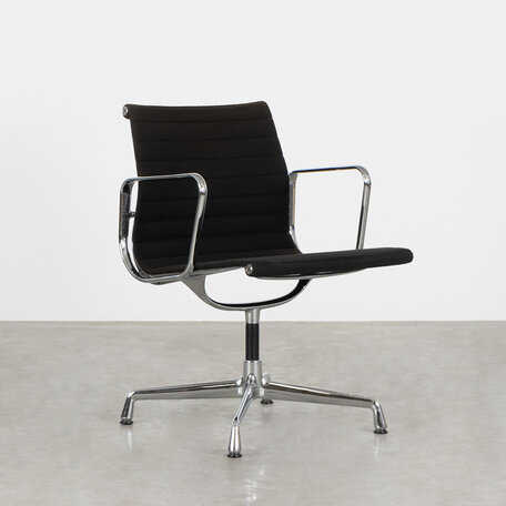 Eames EA108 stoel zwart (verkleurd) hopsak Vitra