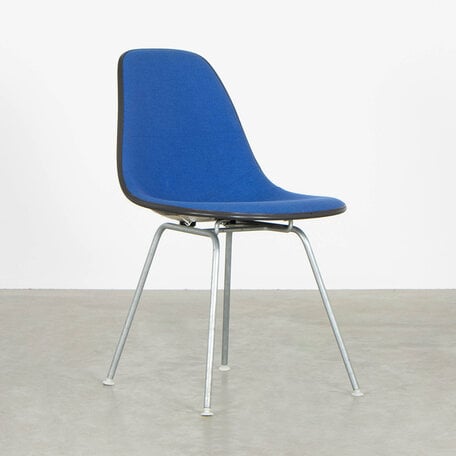 Eames fiberglass kuipstoel zwart en blauw hopsak stof Herman Miller