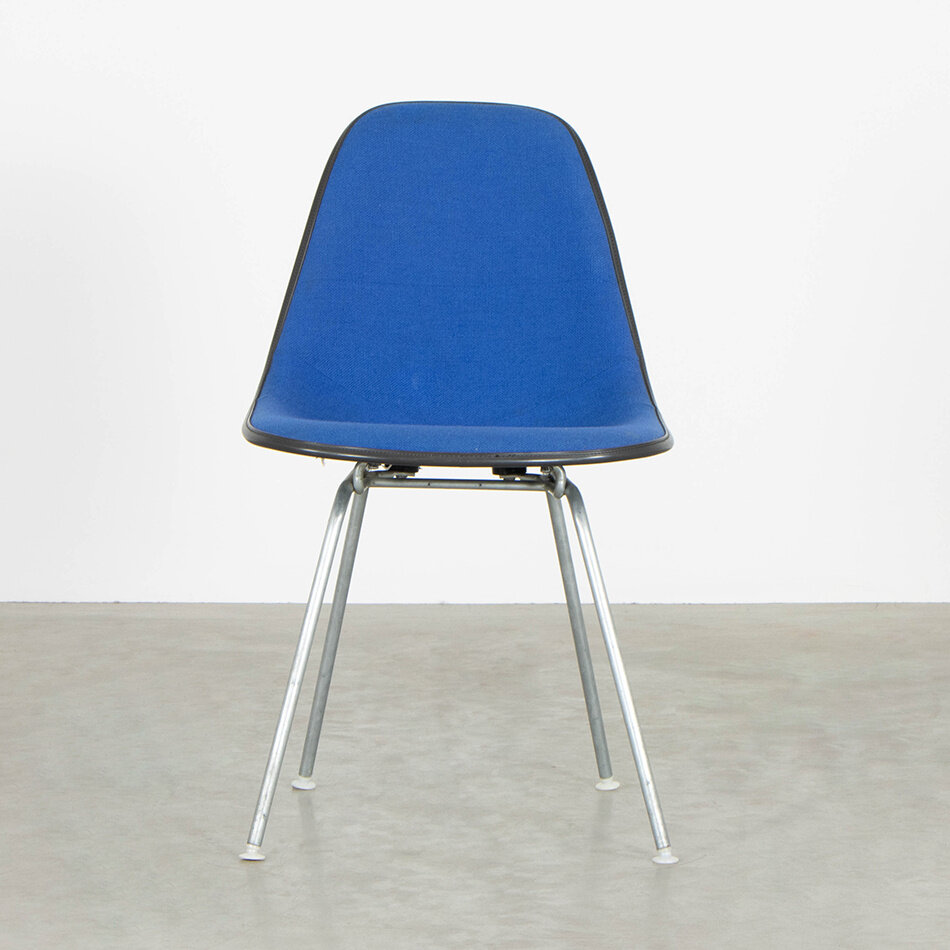 Eames fiberglass kuipstoel zwart en blauw hopsak stof Herman Miller