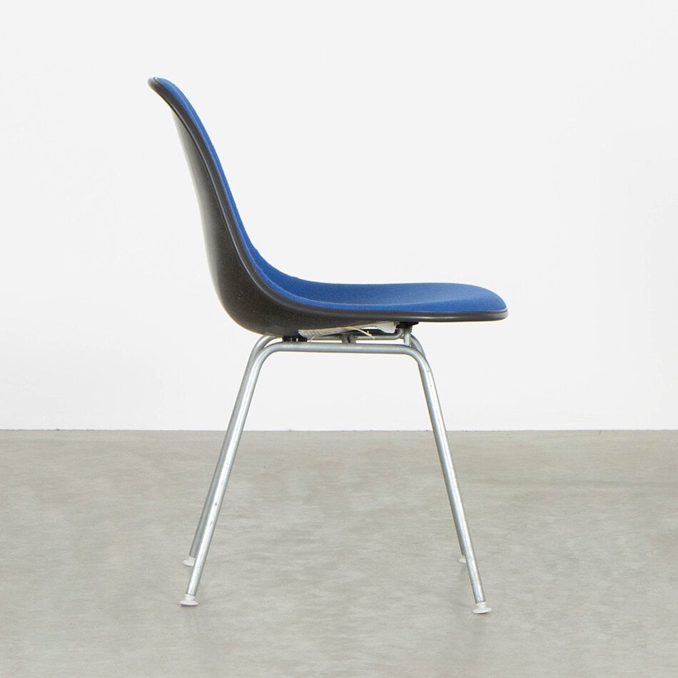 Eames fiberglass kuipstoel zwart en blauw hopsak stof Herman Miller