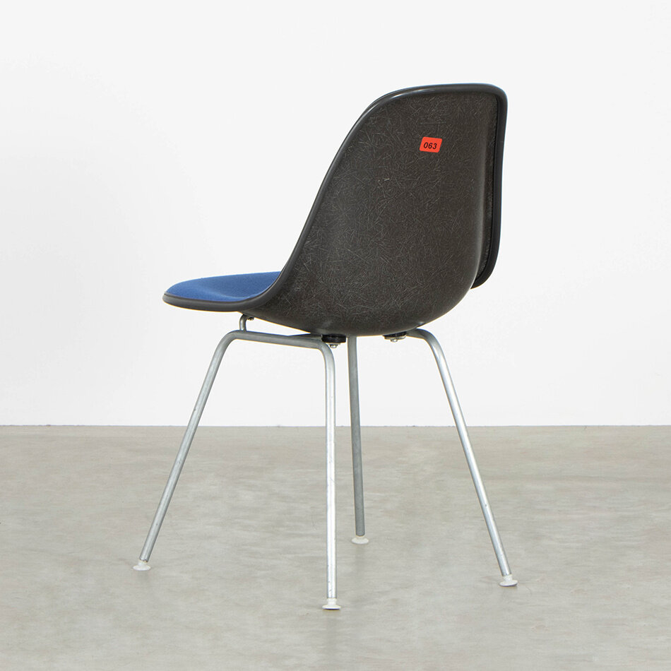 Eames fiberglass kuipstoel zwart en blauw hopsak stof Herman Miller