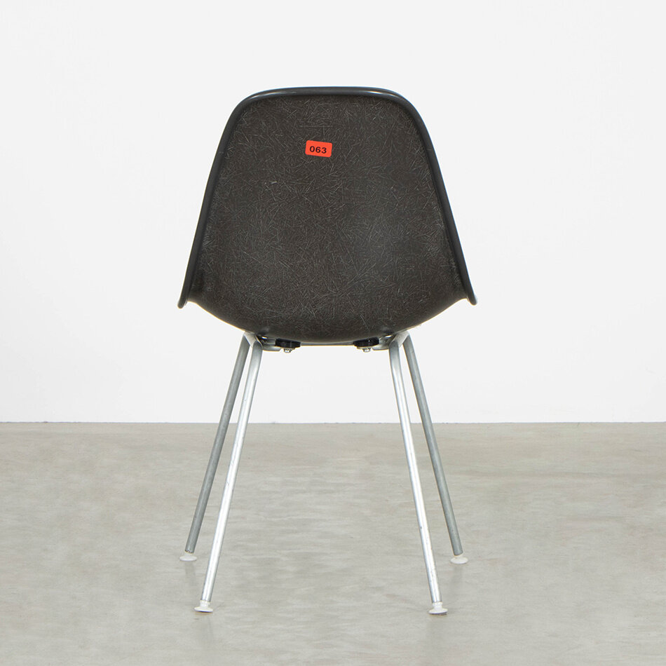 Eames fiberglass kuipstoel zwart en blauw hopsak stof Herman Miller