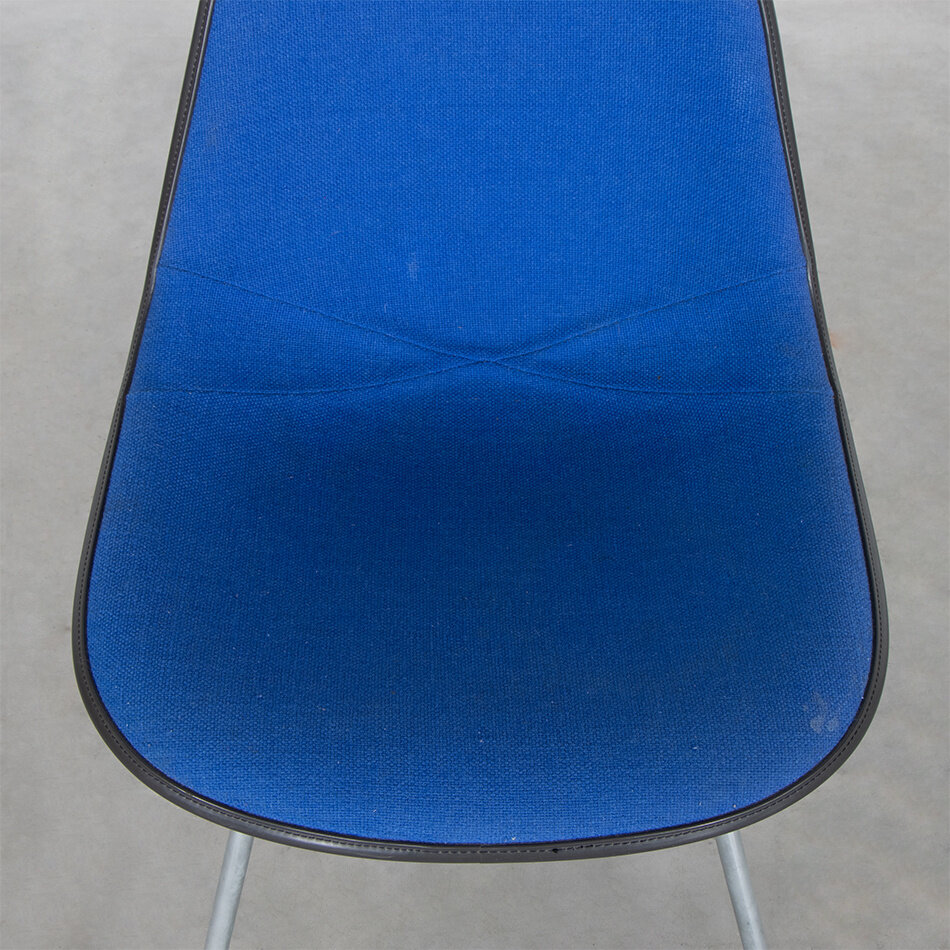 Eames fiberglass kuipstoel zwart en blauw hopsak stof Herman Miller