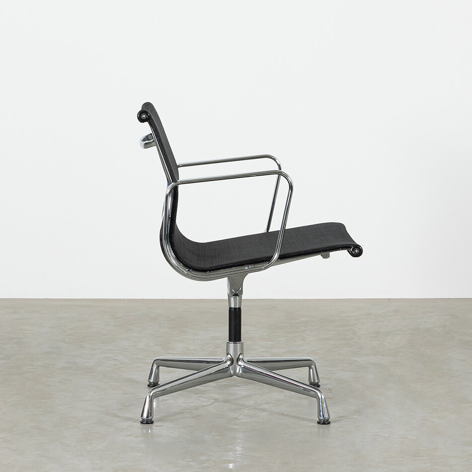 Eames EA108 Stoel zwart netweave aluminium frame Vitra ongebruikt