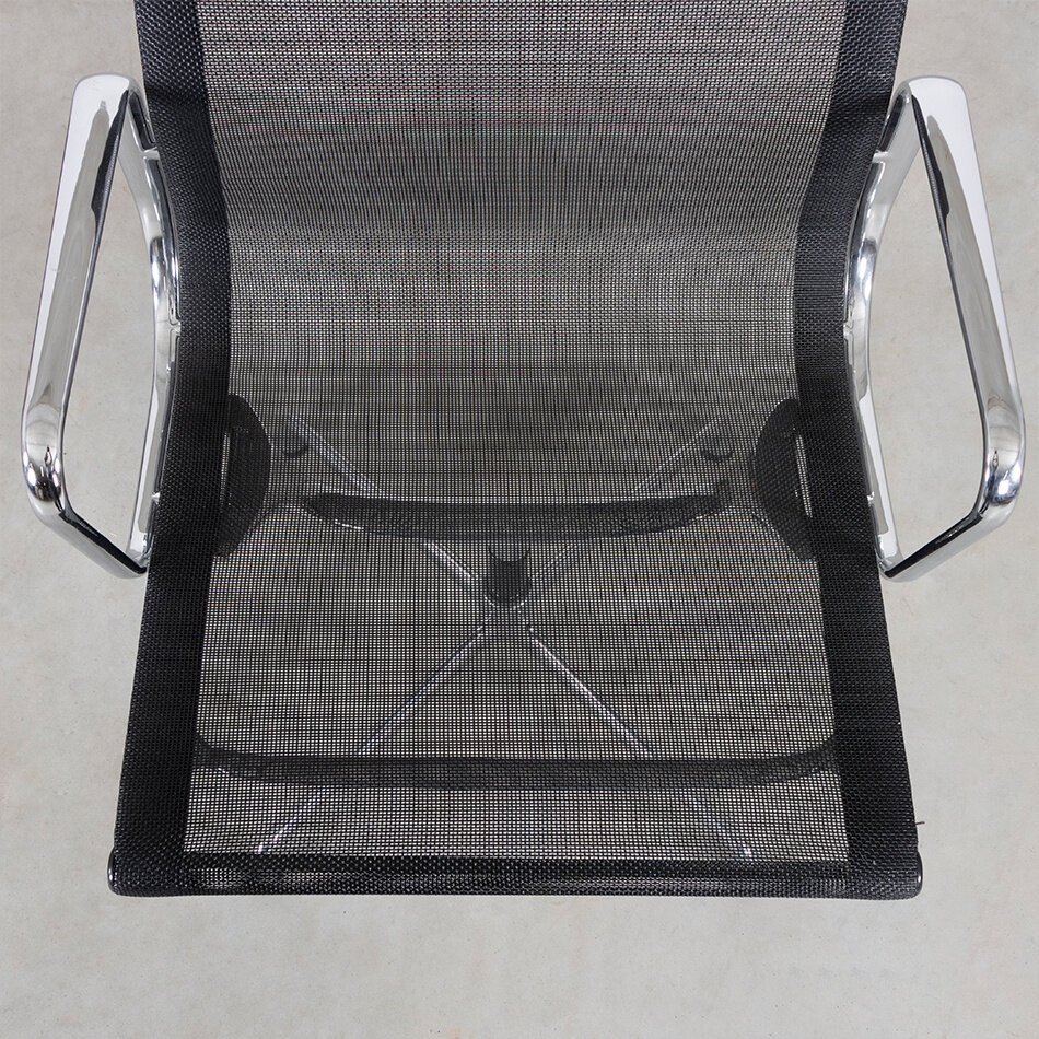 Eames EA108 Stoel zwart netweave aluminium frame Vitra ongebruikt