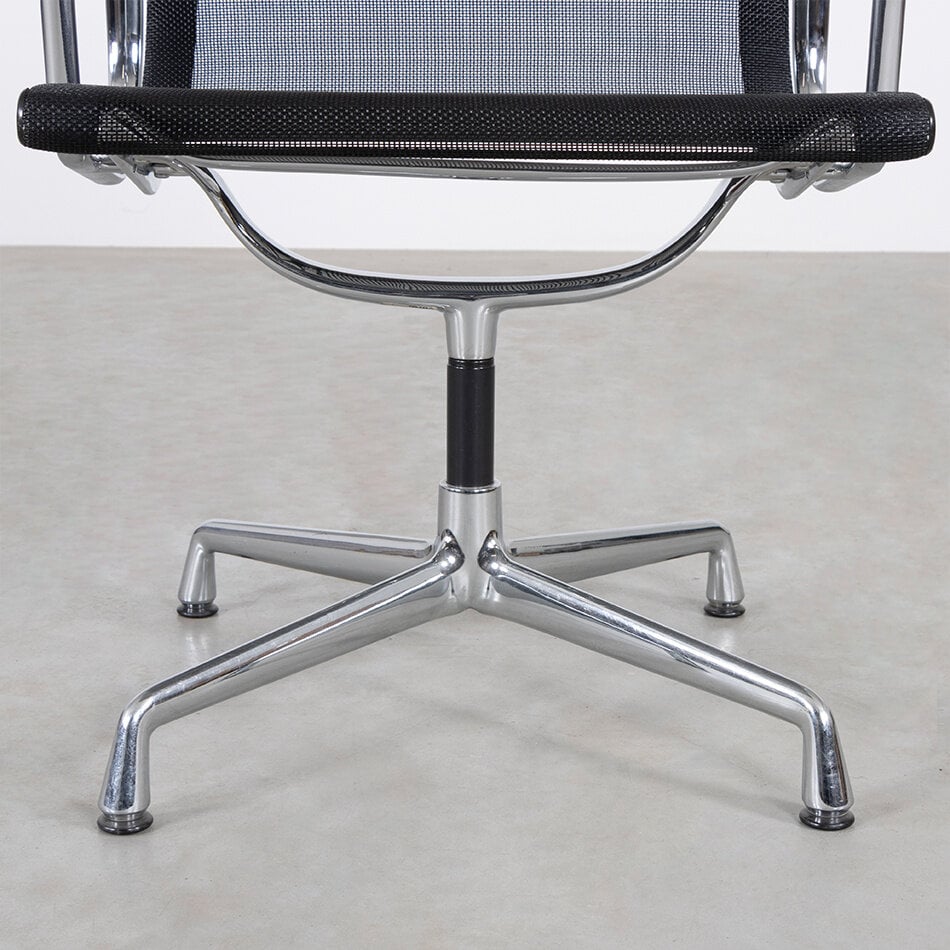 Eames EA108 Stoel zwart netweave aluminium frame Vitra ongebruikt