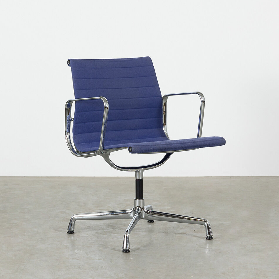 Eames EA108 Stoel paars hopsak chroom frame Vitra