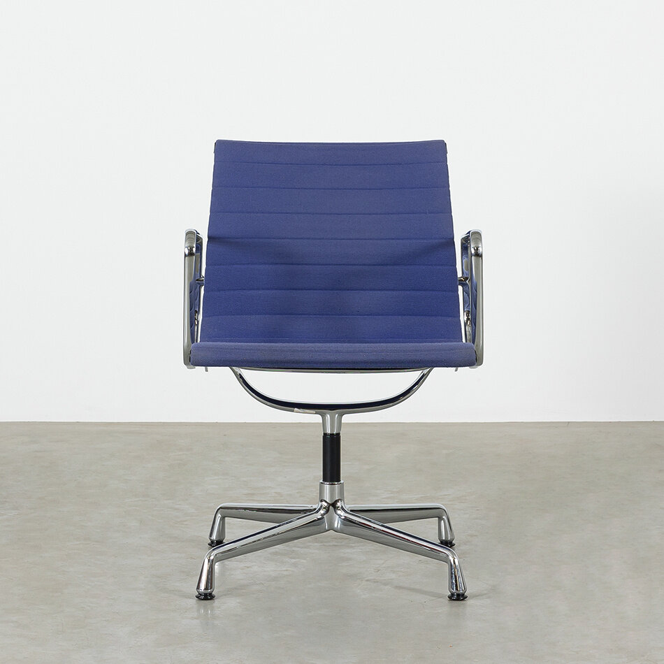 Eames EA108 Stoel paars hopsak chroom frame Vitra