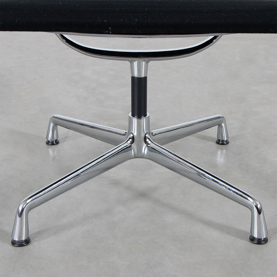 Eames EA107 stoel zwart hopsak chroom frame Vitra