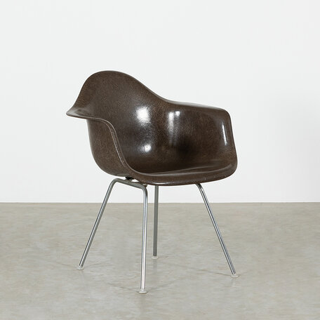 Eames armstoel DAR met fiberglass kuip bruin Herman Miller