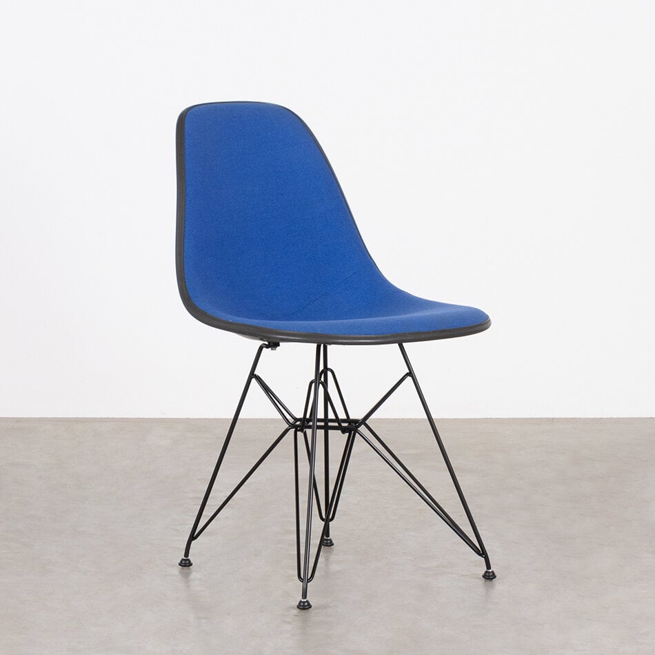 Eames DSR stoel antraciet fiberglass kuip en blauwe hopsak stof Herman Miller